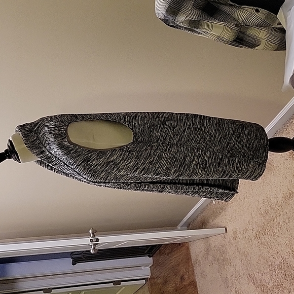 Gap sleeveless open cardigan- marked black and white - Picture 2 of 7